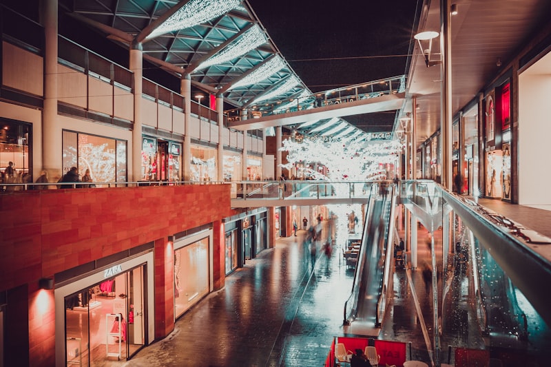 Las ventas de centros y parques comerciales aumentan un 6% hasta junio, según PwC y Apresco